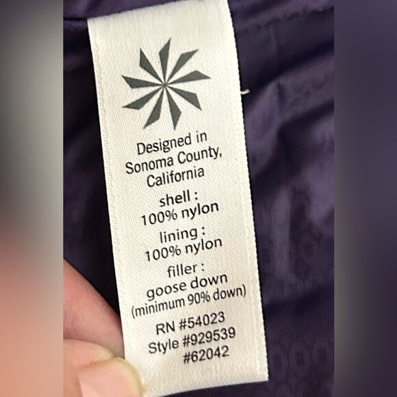 Athleta Downabout lite weight nylon quilted  down filled puffer vest packable. M - Picture 5 of 6